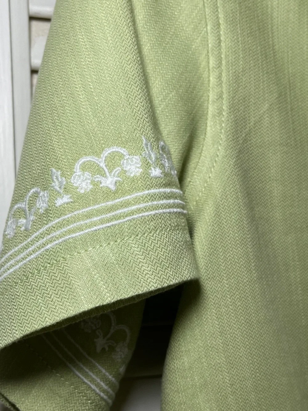 Roark Embroidered Cropped Pear Green Walk in the Woods Blouse Size S - Picture 4 of 10